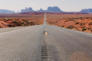 Strada lunga e dritta nel deserto, simbolo di cambiamento e visione nel marketing turistico