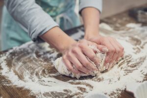 Mani che impastano pane - Foto U
