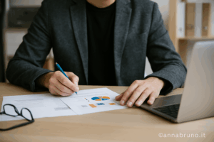 Un momento di lavoro strategico: la creazione di un piano marketing su misura inizia sempre da una scrivania e da tante domande - Foto ABAI