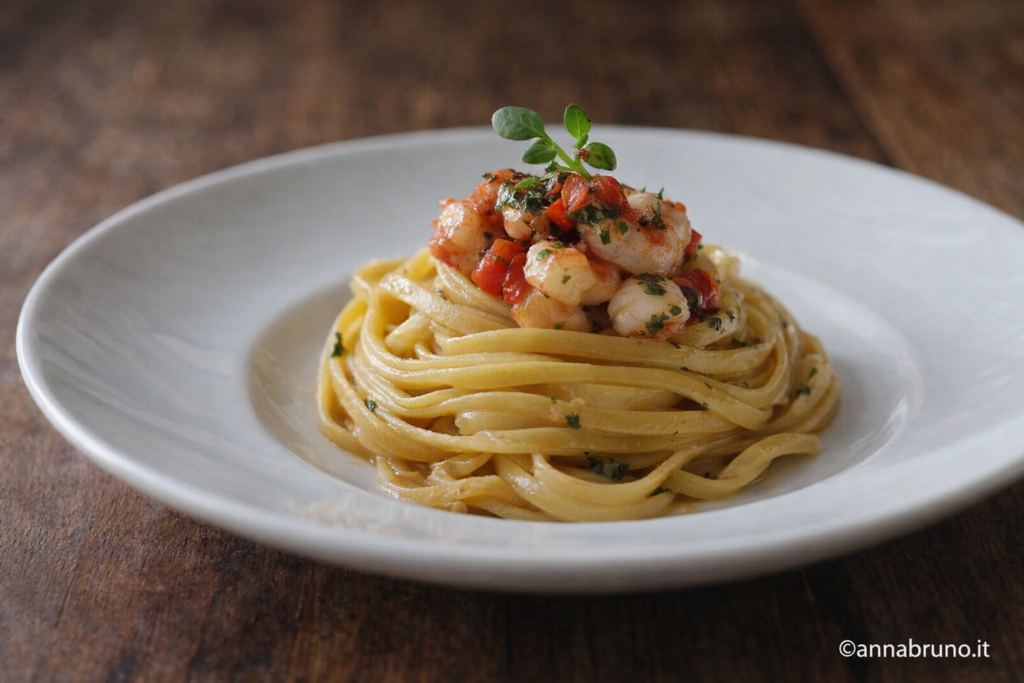 Piatto di pasta gourmet servito al ristorante, fotografia food in luce naturale